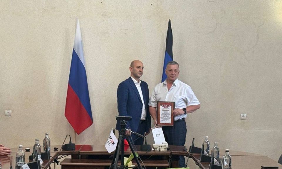 Гурген Малхасян: Совместно с Главой ДНР Денисом Пушилиным в преддверии Дня металлурга наградили ведомственными наградами сотрудников коллектива Филиала № 3 «Макеевского металлургического завода» ООО «ЮГМК Донецк» Гурген Малхасян: Совместно с Главой ДНР Денисом Пушилиным в преддверии Дня металлурга наградили ведомственными наградами сотрудников коллектива Филиала № 3 «Макеевского металлургического завода» ООО «ЮГМК Донецк»