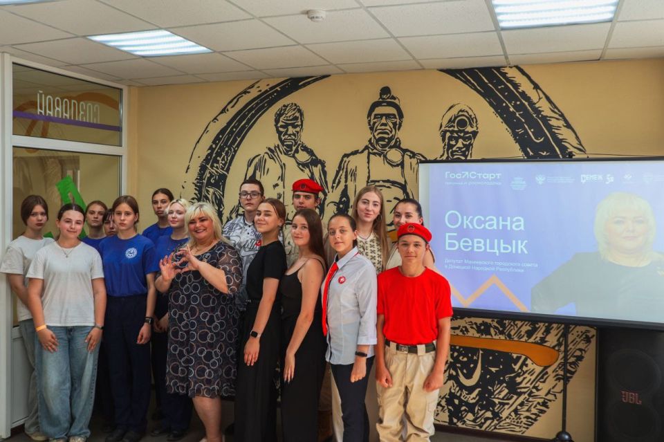Юнармейцы местного отделения городского округа Макеевка имени Героя СВО Линева А. М. встретились с депутатом Оксаной Бевцык в рамках проекта ГосСтарт.Диалог. Мероприятие стало площадкой для диалога между молодежью и местной... Юнармейцы местного отделения городского округа Макеевка имени Героя СВО Линева А. М. встретились с депутатом Оксаной Бевцык в рамках проекта ГосСтарт.Диалог. Мероприятие стало площадкой для диалога между молодежью и местной...
