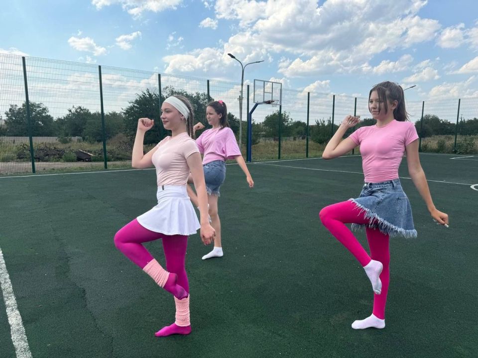 "Спортивный TikTok-танец". Целиковская Анна, Васильева Оксана и Васильева Мария, юнармеецы ВПК «Тайфун» МБОУ ДОД "ДДТ Г. КИРОВСКОЕ" м. о. Шахтёрский», принимают участие в онлайн-челлендже «Сила в движении» "Спортивный TikTok-танец". Целиковская Анна, Васильева Оксана и Васильева Мария, юнармеецы ВПК «Тайфун» МБОУ ДОД "ДДТ Г. КИРОВСКОЕ" м. о. Шахтёрский», принимают участие в онлайн-челлендже «Сила в движении»