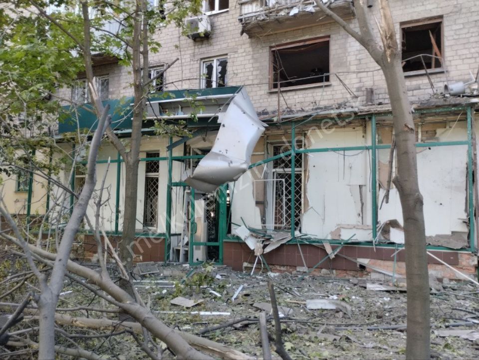 В результате обстрела ВСУ в Донецке помимо многоквартирного дома на Университетской улице пострадала территория Республиканского травматологического центра, повреждены окна в корпусах и трансформаторная подстанция, сообщил... В результате обстрела ВСУ в Донецке помимо многоквартирного дома на Университетской улице пострадала территория Республиканского травматологического центра, повреждены окна в корпусах и трансформаторная подстанция, сообщил...
