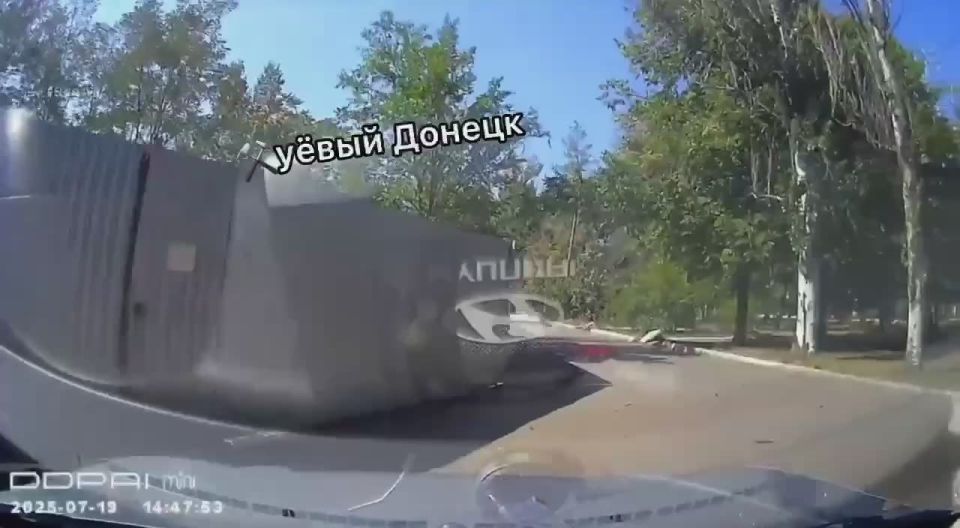 Появилось видео с моментом обстрела центра Донецка