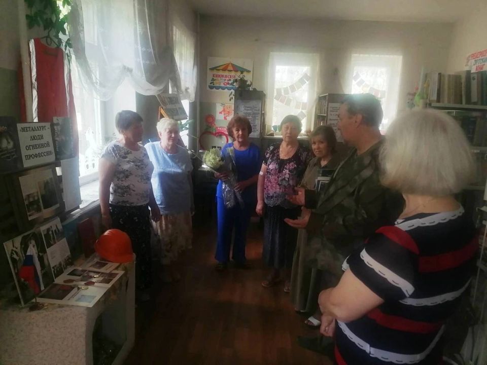 Металлург - это не одна профессия, целый ряд специальностей связанных с получением металла и его обработкой в горячем состоянии Металлург - это не одна профессия, целый ряд специальностей связанных с получением металла и его обработкой в горячем состоянии