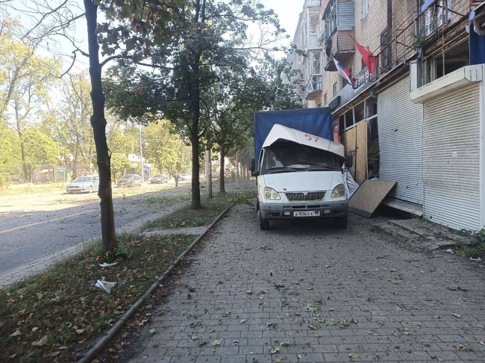 Воронка от прилета возле жилого дома в центре Донецка Воронка от прилета возле жилого дома в центре Донецка