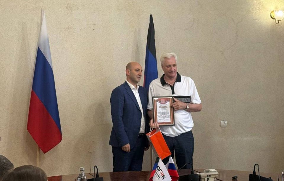 Гурген Малхасян: Совместно с Главой ДНР Денисом Пушилиным в преддверии Дня металлурга наградили ведомственными наградами сотрудников коллектива Филиала № 3 «Макеевского металлургического завода» ООО «ЮГМК Донецк» Гурген Малхасян: Совместно с Главой ДНР Денисом Пушилиным в преддверии Дня металлурга наградили ведомственными наградами сотрудников коллектива Филиала № 3 «Макеевского металлургического завода» ООО «ЮГМК Донецк»