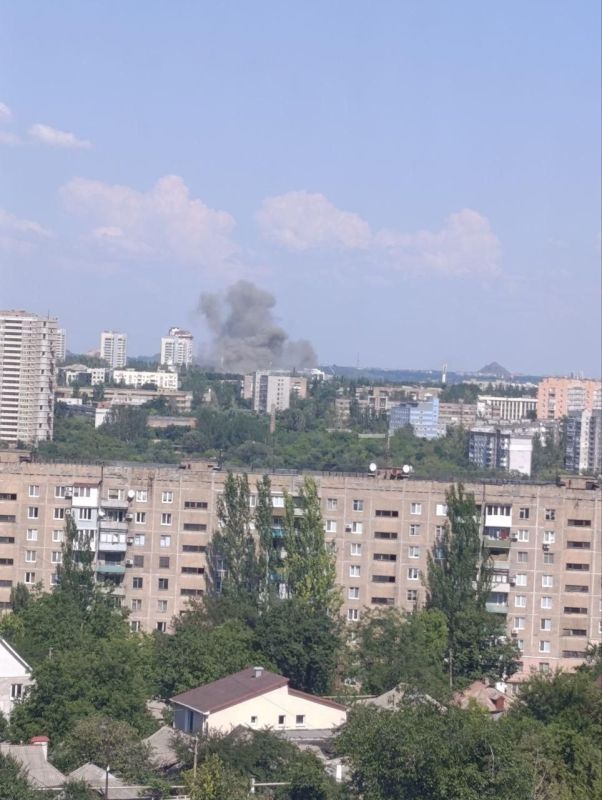Донецк подвергся обстрелу. В городе прогремели несколько взрывов, работает ПВО Донецк подвергся обстрелу. В городе прогремели несколько взрывов, работает ПВО