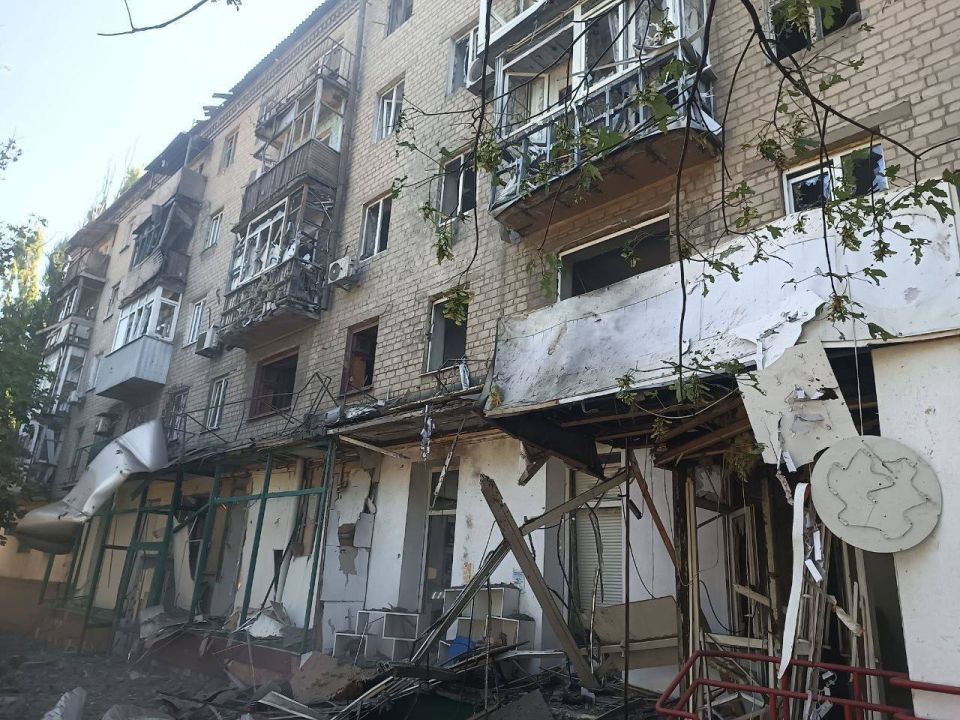 ВСУ нанесли ракетный удар по жилой пятиэтажке в центре Донецка, по предварительным данным, есть раненые, сообщают СМИ ВСУ нанесли ракетный удар по жилой пятиэтажке в центре Донецка, по предварительным данным, есть раненые, сообщают СМИ