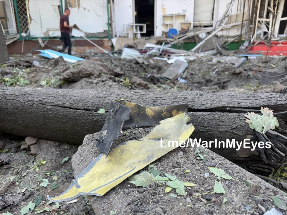 Последствия прилета ракеты РСЗО «HIMARS» в Киевском районе Донецке Последствия прилета ракеты РСЗО «HIMARS» в Киевском районе Донецке