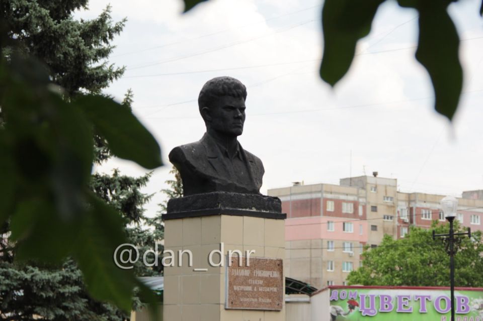 Шагнувший в бессмертие. Сталевар Грибиниченко Шагнувший в бессмертие. Сталевар Грибиниченко
