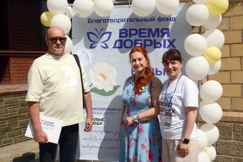 В Торезе, у Храма Державной Иконы Божьей Матери, прошёл благотворительный фестиваль «Белый цветок» В Торезе, у Храма Державной Иконы Божьей Матери, прошёл благотворительный фестиваль «Белый цветок»