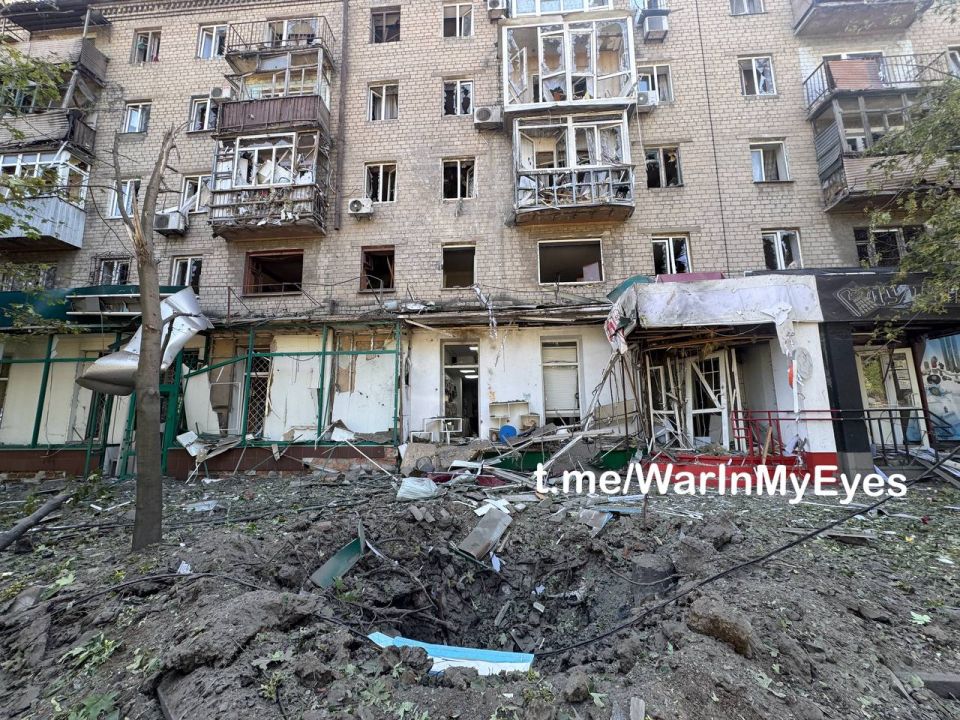 Последствия прилета ракеты РСЗО «HIMARS» в Киевском районе Донецке Последствия прилета ракеты РСЗО «HIMARS» в Киевском районе Донецке