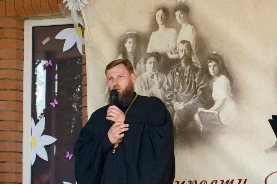 В Торезе, у Храма Державной Иконы Божьей Матери, прошёл благотворительный фестиваль «Белый цветок» В Торезе, у Храма Державной Иконы Божьей Матери, прошёл благотворительный фестиваль «Белый цветок»