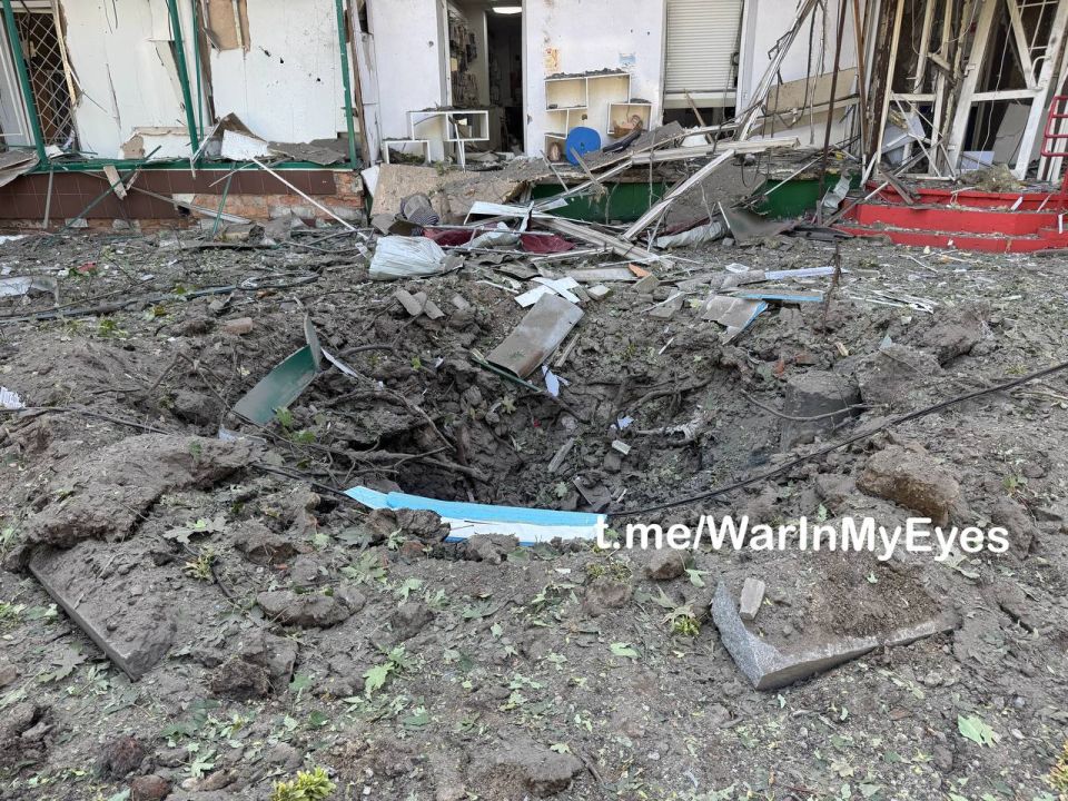 Последствия прилета ракеты РСЗО «HIMARS» в Киевском районе Донецке Последствия прилета ракеты РСЗО «HIMARS» в Киевском районе Донецке