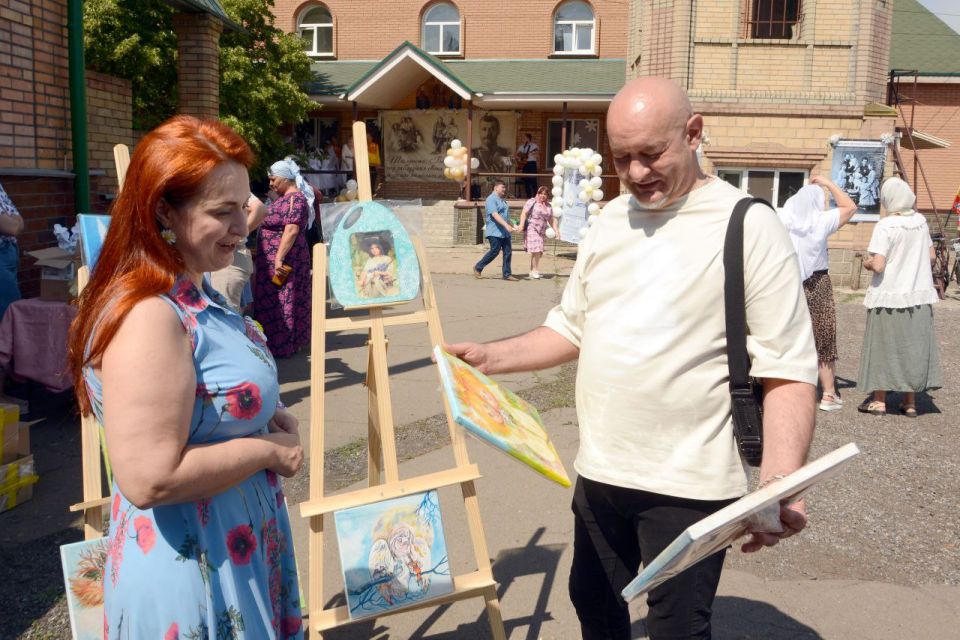 В Торезе, у Храма Державной Иконы Божьей Матери, прошёл благотворительный фестиваль «Белый цветок» В Торезе, у Храма Державной Иконы Божьей Матери, прошёл благотворительный фестиваль «Белый цветок»