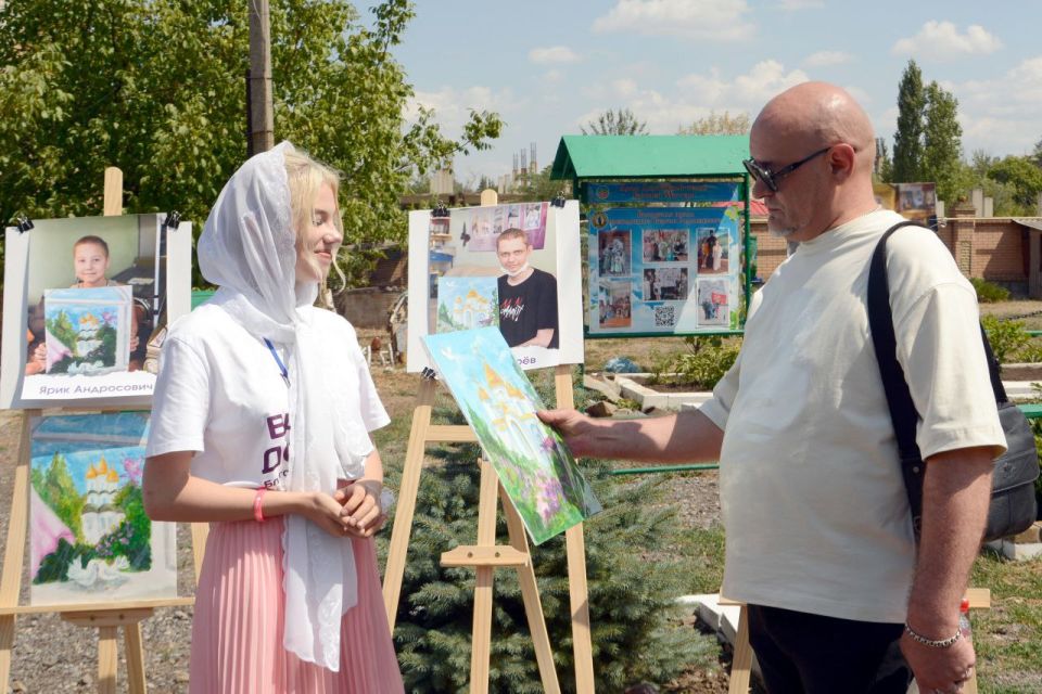 В Торезе, у Храма Державной Иконы Божьей Матери, прошёл благотворительный фестиваль «Белый цветок» В Торезе, у Храма Державной Иконы Божьей Матери, прошёл благотворительный фестиваль «Белый цветок»