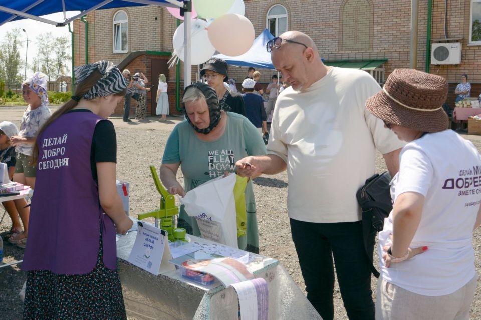 В Торезе, у Храма Державной Иконы Божьей Матери, прошёл благотворительный фестиваль «Белый цветок» В Торезе, у Храма Державной Иконы Божьей Матери, прошёл благотворительный фестиваль «Белый цветок»