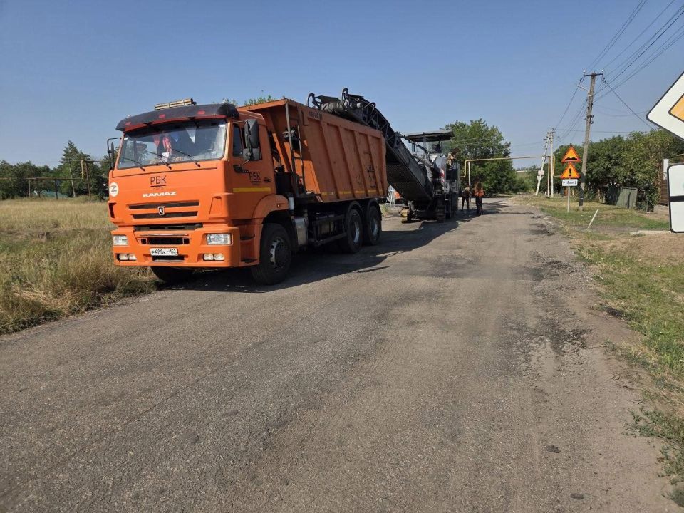 Рабочие Нижегородской области выполняют ремонт дороги в селе Бердянское Мангушского округа Рабочие Нижегородской области выполняют ремонт дороги в селе Бердянское Мангушского округа