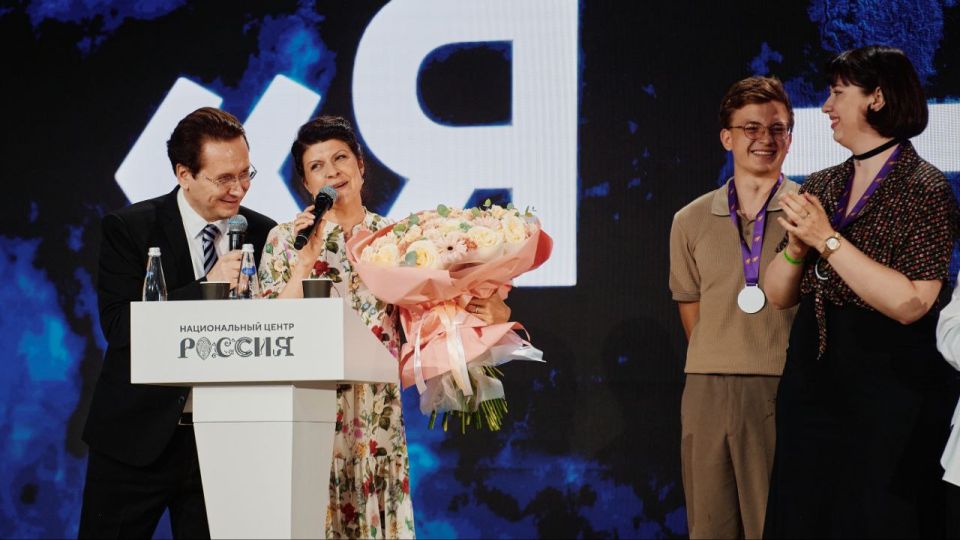 Сегодня в фокусе нашего внимания студентка кафедры финансов и экономической безопасности Института учета и финансов ДонНУЭТ Полина Вороненкова Сегодня в фокусе нашего внимания студентка кафедры финансов и экономической безопасности Института учета и финансов ДонНУЭТ Полина Вороненкова