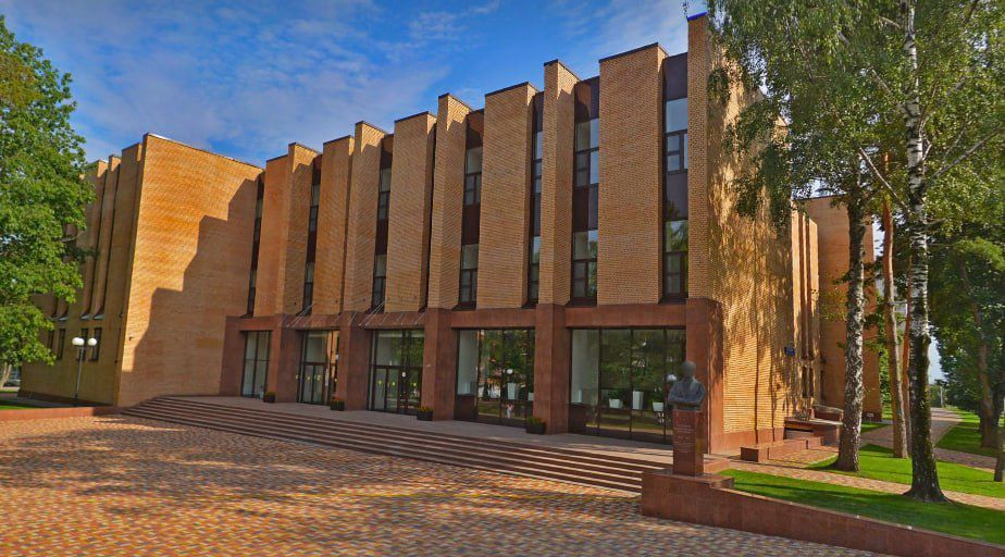 Сегодня в фокусе нашего внимания студентка кафедры финансов и экономической безопасности Института учета и финансов ДонНУЭТ Полина Вороненкова Сегодня в фокусе нашего внимания студентка кафедры финансов и экономической безопасности Института учета и финансов ДонНУЭТ Полина Вороненкова