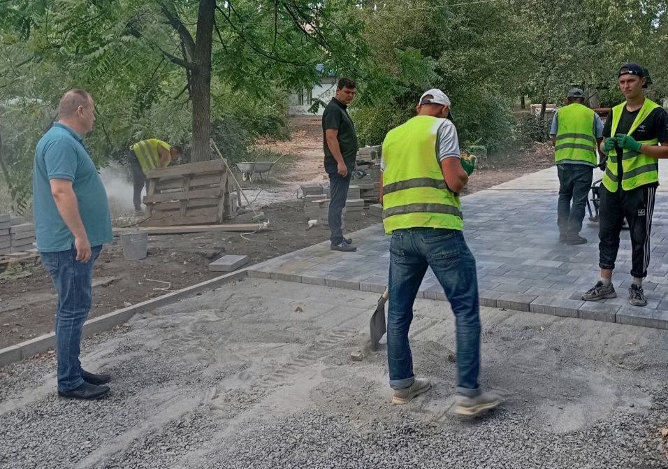 В Торезе продолжается системная работа по преображению общественных пространств, направленная на создание комфортной и современной городской среды для всех жителей В Торезе продолжается системная работа по преображению общественных пространств, направленная на создание комфортной и современной городской среды для всех жителей