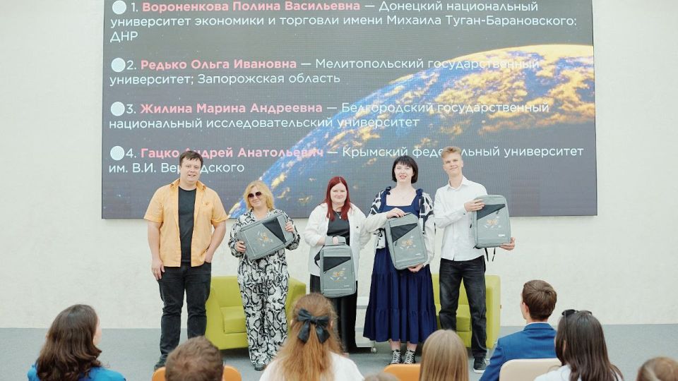 Сегодня в фокусе нашего внимания студентка кафедры финансов и экономической безопасности Института учета и финансов ДонНУЭТ Полина Вороненкова Сегодня в фокусе нашего внимания студентка кафедры финансов и экономической безопасности Института учета и финансов ДонНУЭТ Полина Вороненкова