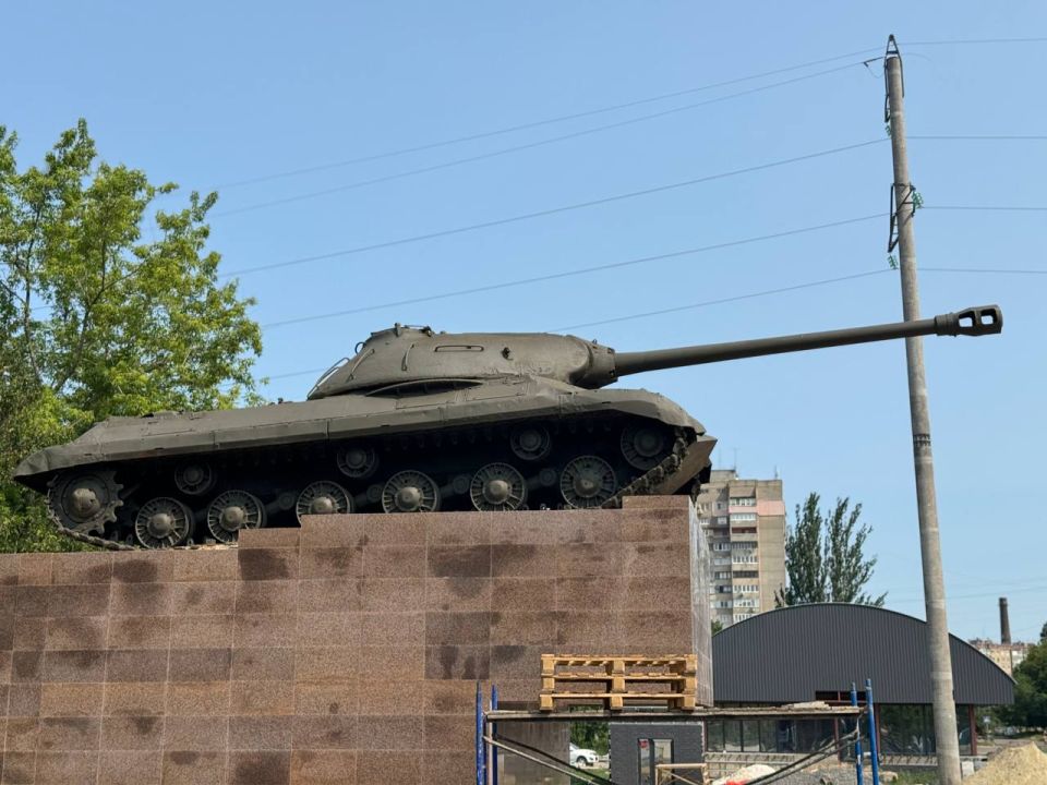 Памятник «Танк «Макеевский школьник»: символ высокого патриотизма воинов и тружеников тыла Памятник «Танк «Макеевский школьник»: символ высокого патриотизма воинов и тружеников тыла