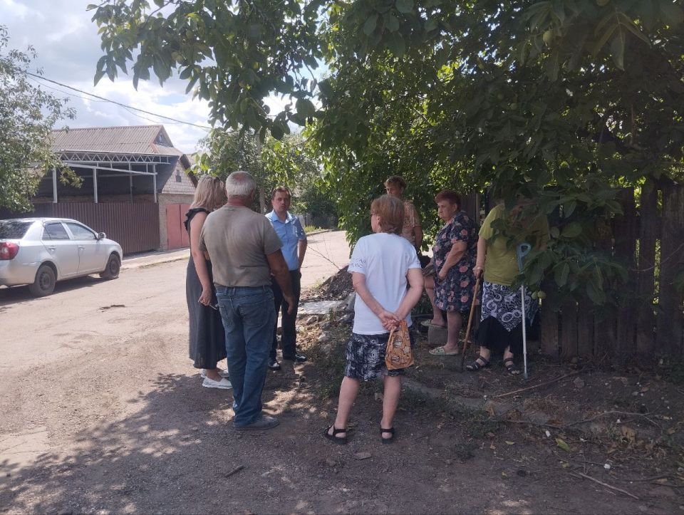 21 июля первый заместитель главы Администрации городского округа Харцызск Александр Гутров в городе Харцызск провёл сход граждан, на котором были обсуждены актуальные вопросы и проблемы, волнующие местных жителей 21 июля первый заместитель главы Администрации городского округа Харцызск Александр Гутров в городе Харцызск провёл сход граждан, на котором были обсуждены актуальные вопросы и проблемы, волнующие местных жителей