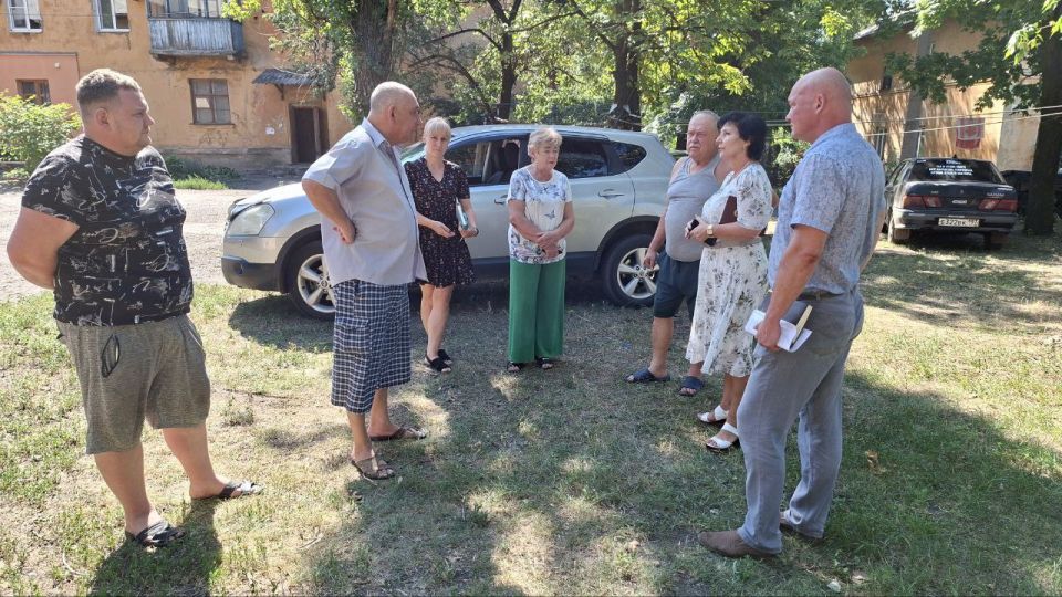 21 июля первый заместитель руководителя Управы Горняцкого внутригородского района Администрации городского округа Макеевка Максим Козловский совместно с председателем Макеевского городского совета Валентиной Харлашкой... 21 июля первый заместитель руководителя Управы Горняцкого внутригородского района Администрации городского округа Макеевка Максим Козловский совместно с председателем Макеевского городского совета Валентиной Харлашкой...