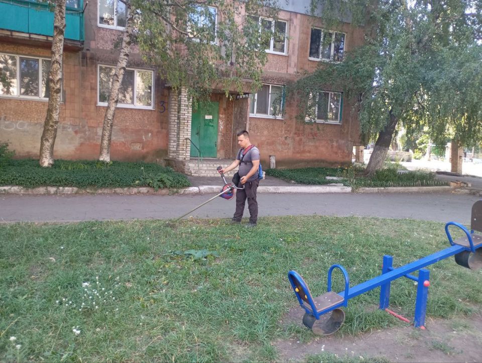 С целью улучшения санитарного состояния и благоустройства городского округа Дебальцево, работниками МУП "Жилремсервис" проведены работы по покосу травы и уборке центральной части города С целью улучшения санитарного состояния и благоустройства городского округа Дебальцево, работниками МУП "Жилремсервис" проведены работы по покосу травы и уборке центральной части города