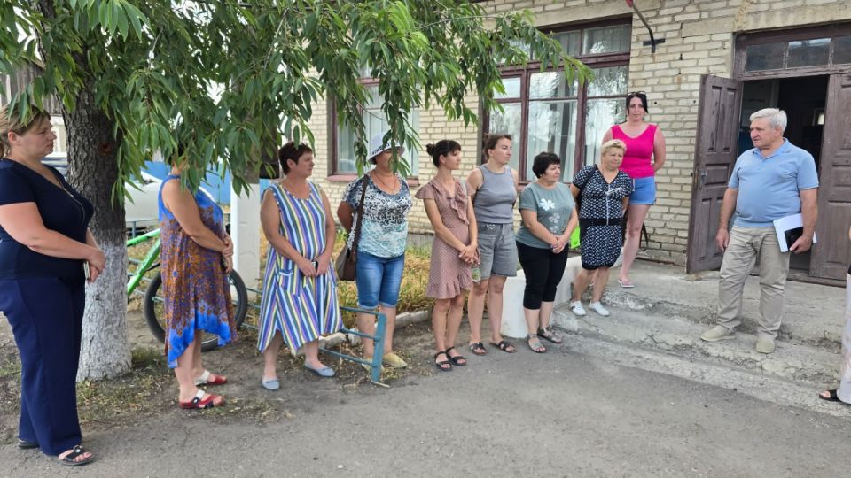 Николай Михайлов: 22 июля, совместно с депутатом Старобешевского Муниципального Совета Екатериной Паша провел встречу с жителями села Раздольное Николай Михайлов: 22 июля, совместно с депутатом Старобешевского Муниципального Совета Екатериной Паша провел встречу с жителями села Раздольное