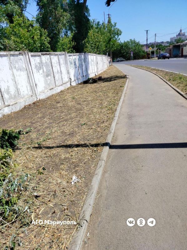 Мариупольские коммунальщики благоустроили очередное ритуальное место Мариупольские коммунальщики благоустроили очередное ритуальное место