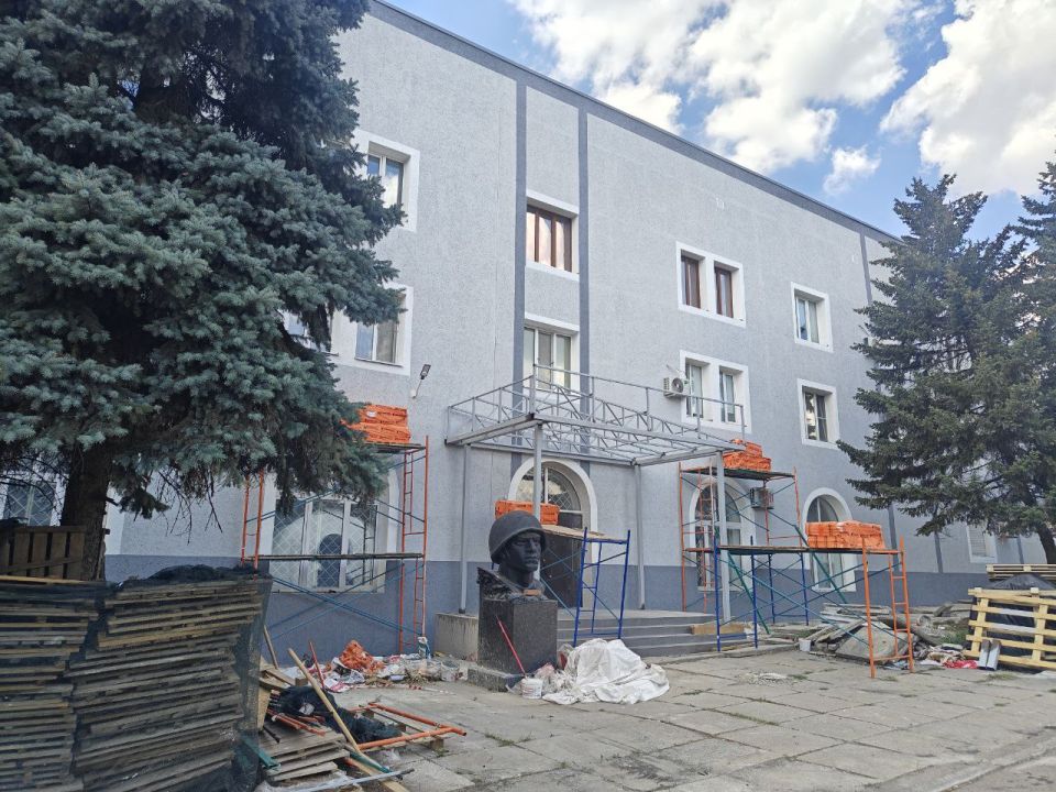 В Снежном завершаются работы по капитальному ремонту жилого дома на ул. Ленина В Снежном завершаются работы по капитальному ремонту жилого дома на ул. Ленина