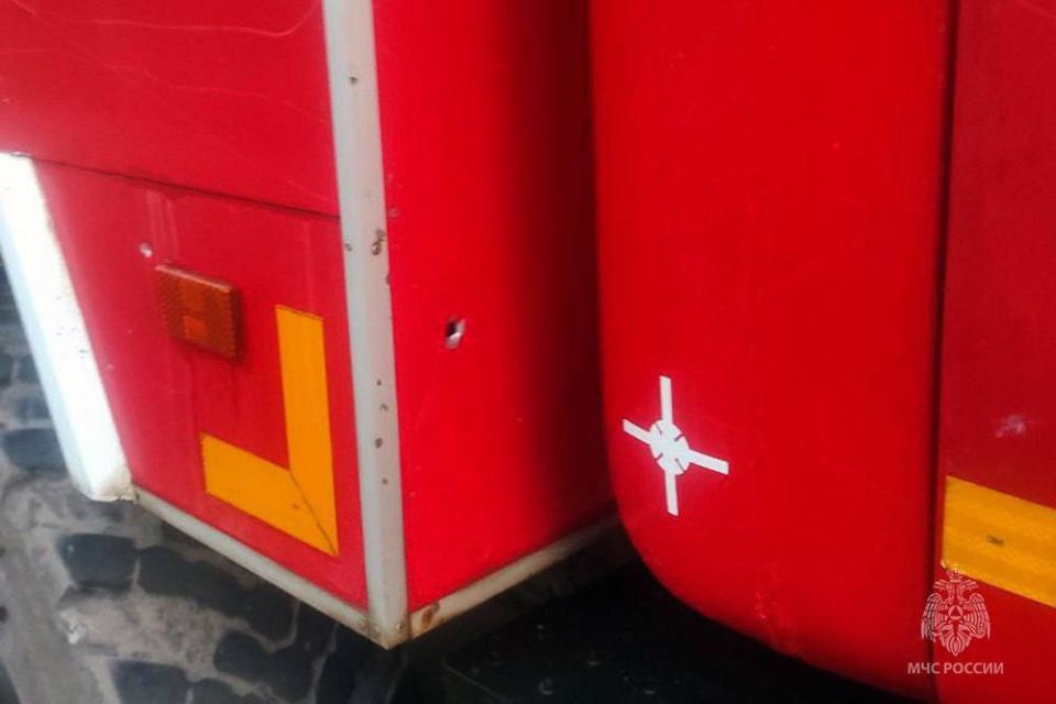Двое сотрудников МЧС пострадали от атаки БПЛА при тушении пожара в Донецке Двое сотрудников МЧС пострадали от атаки БПЛА при тушении пожара в Донецке
