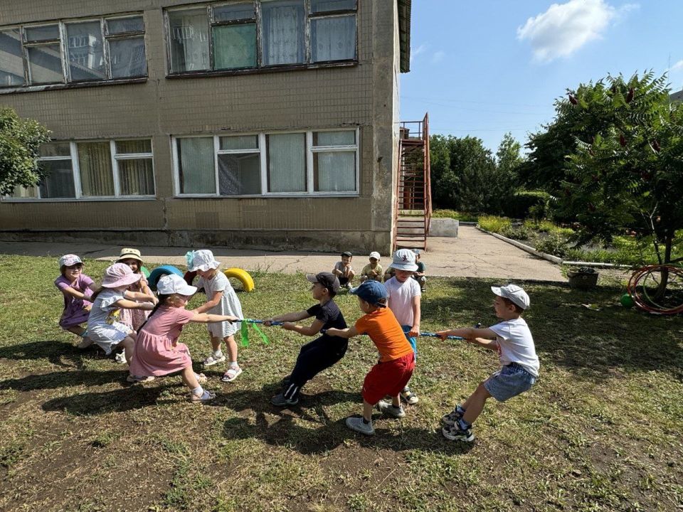 Сегодня, 14 июля, в ГКДОУ «Детский сад №50 "Лелея" г.о. Торез» состоялось яркое и энергичное мероприятие – утренняя гимнастика под названием «Здоровье в порядке – спасибо зарядке» Сегодня, 14 июля, в ГКДОУ «Детский сад №50 "Лелея" г.о. Торез» состоялось яркое и энергичное мероприятие – утренняя гимнастика под названием «Здоровье в порядке – спасибо зарядке»