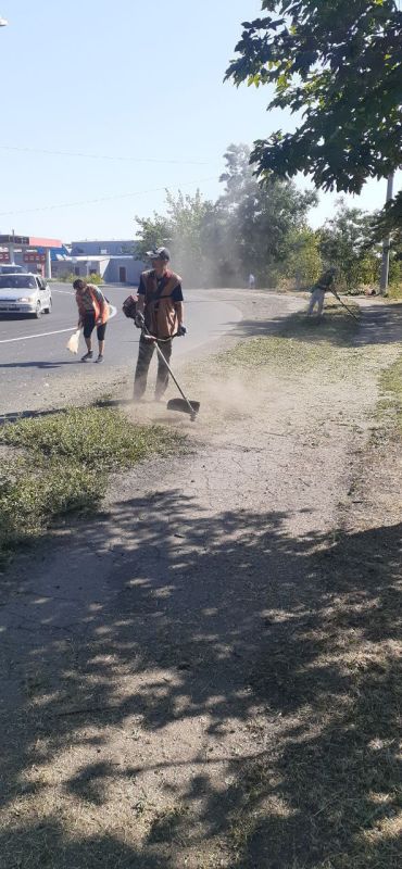 Коммунальщики Снежного продолжают благоустраивать территории общего пользования Коммунальщики Снежного продолжают благоустраивать территории общего пользования