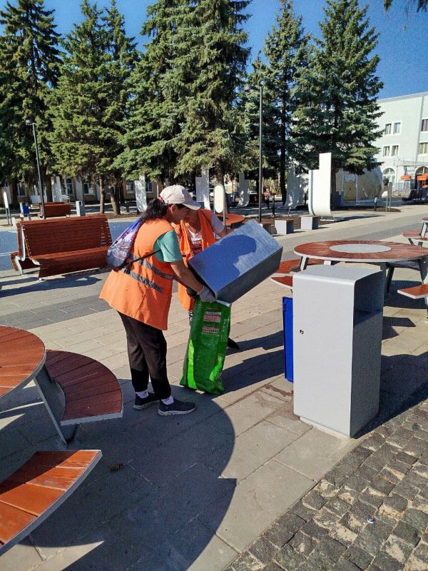 Коммунальщики Снежного продолжают благоустраивать территории общего пользования Коммунальщики Снежного продолжают благоустраивать территории общего пользования