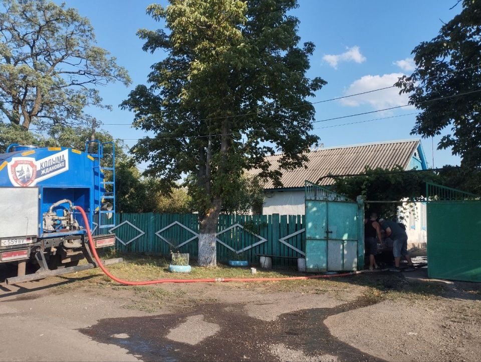 Коммунальные службы Ждановки решают проблему отсутствия водоснабжения в отдаленных населенных пунктах Коммунальные службы Ждановки решают проблему отсутствия водоснабжения в отдаленных населенных пунктах