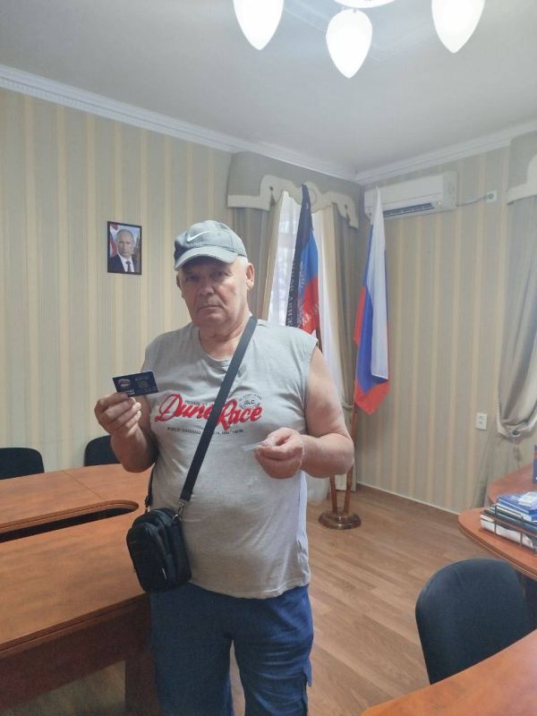 Вручение партийных билетов Всероссийской политической партии «Единая Россия» в Мангушском округе продолжается Вручение партийных билетов Всероссийской политической партии «Единая Россия» в Мангушском округе продолжается