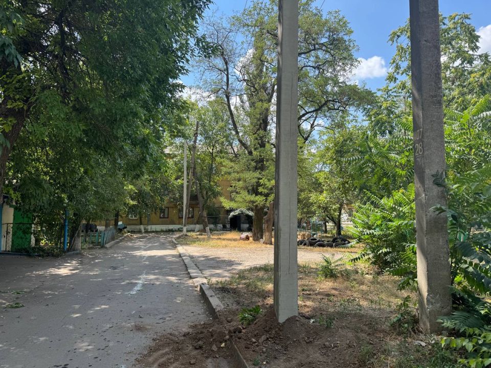 В Ждановке приступили к установке новых электроопор В Ждановке приступили к установке новых электроопор