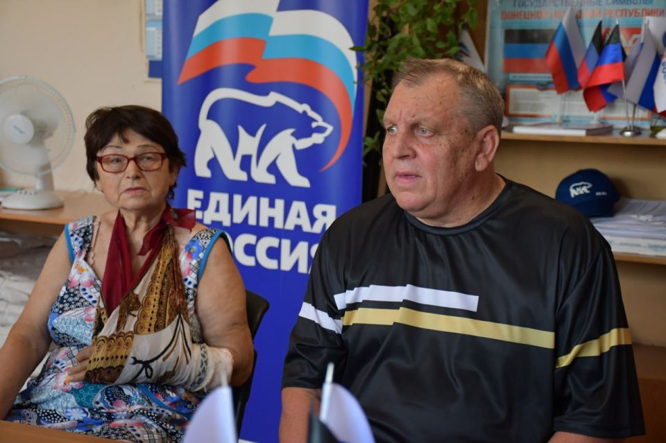 Сегодня, в общественной приемной Всероссийской политической партии «Единая Россия» заместитель главы администрации городского округа Дебальцево, Максим Вельма провел прием граждан Сегодня, в общественной приемной Всероссийской политической партии «Единая Россия» заместитель главы администрации городского округа Дебальцево, Максим Вельма провел прием граждан