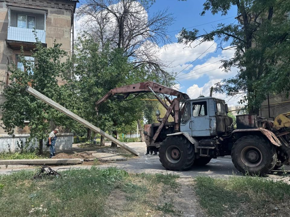 В Ждановке приступили к установке новых электроопор В Ждановке приступили к установке новых электроопор