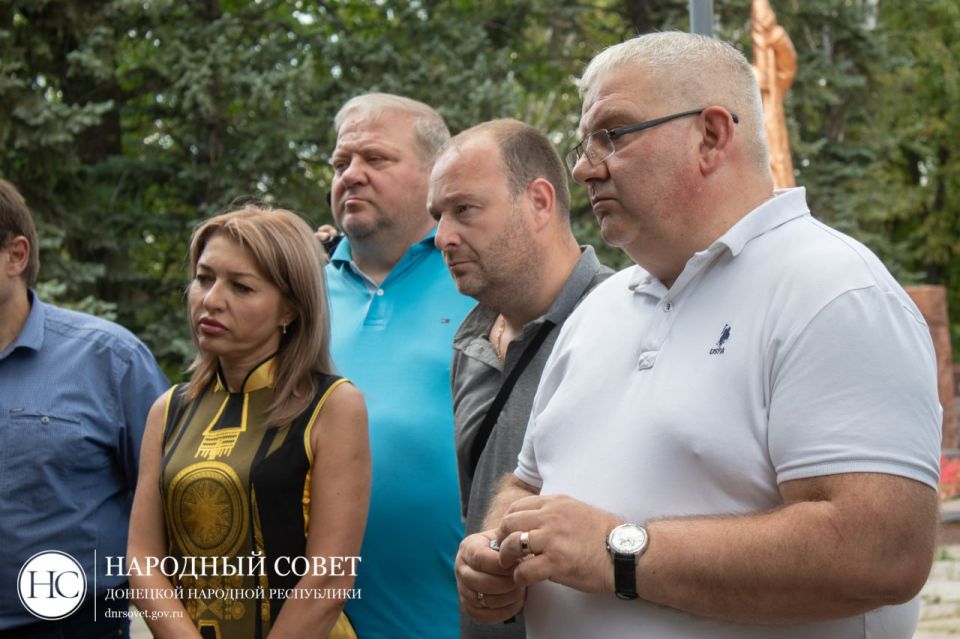 Председатель Народного Совета ДНР Константин Кузмин и депутат Михаил Рымарь провели сход граждан в Кировском районе Донецка Председатель Народного Совета ДНР Константин Кузмин и депутат Михаил Рымарь провели сход граждан в Кировском районе Донецка