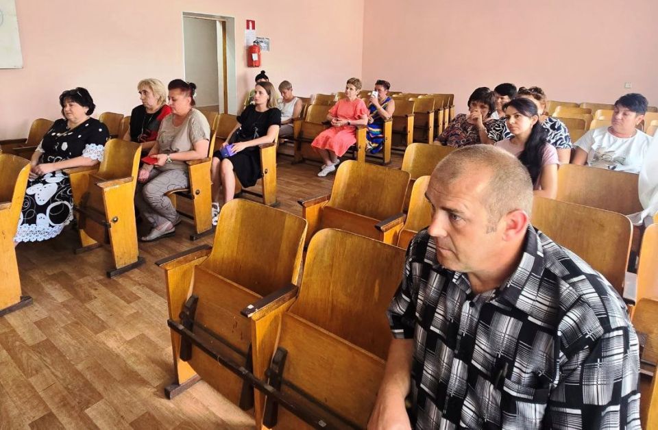 Во исполнение поручения Главы Донецкой Народной Республики Дениса Владимировича Пушилина о постоянном диалоге с населением, сегодня, глава муниципального образования городского округа Дебальцево Сергей Желновач совместно с... Во исполнение поручения Главы Донецкой Народной Республики Дениса Владимировича Пушилина о постоянном диалоге с населением, сегодня, глава муниципального образования городского округа Дебальцево Сергей Желновач совместно с...