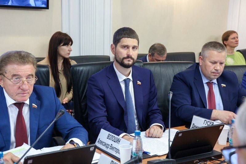 Александр Волошин: #работа_в_СФ. Сегодня в Совете Федерации под председательством Андрея Анатольевича Шевченко состоялось заключительное в этой парламентской сессии заседание Комитета по федеративному устройству... Александр Волошин: #работа_в_СФ. Сегодня в Совете Федерации под председательством Андрея Анатольевича Шевченко состоялось заключительное в этой парламентской сессии заседание Комитета по федеративному устройству...