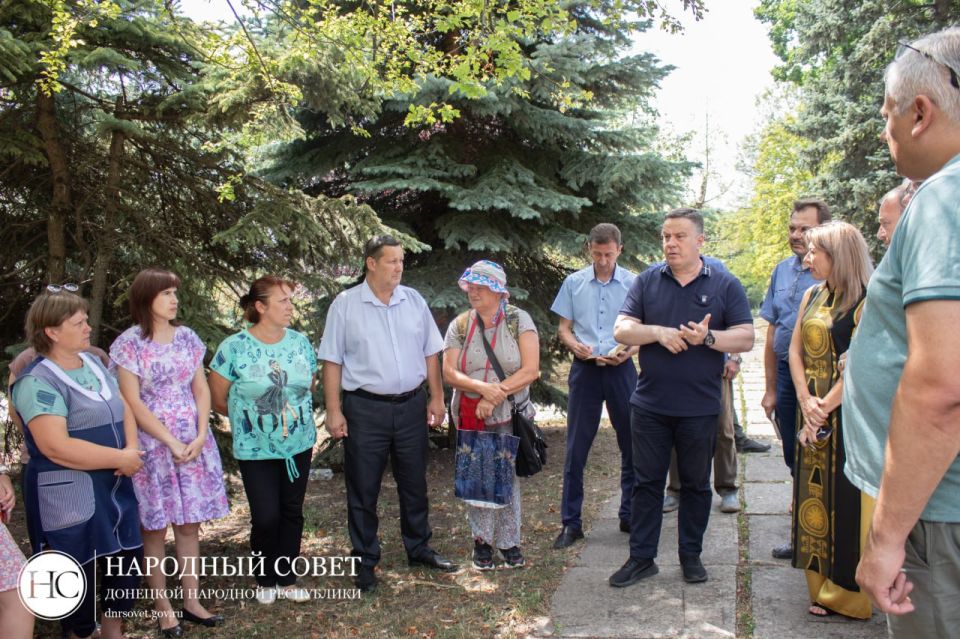 Председатель Народного Совета ДНР Константин Кузмин и депутат Михаил Рымарь провели сход граждан в Кировском районе Донецка Председатель Народного Совета ДНР Константин Кузмин и депутат Михаил Рымарь провели сход граждан в Кировском районе Донецка