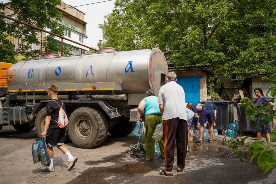 Заявок все больше: волонтеры "Народной Дружины" помогают пожилым дончанам набирать и доставлять воду Заявок все больше: волонтеры "Народной Дружины" помогают пожилым дончанам набирать и доставлять воду