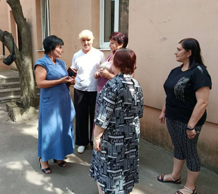 Валентина Харлашка: Сегодня, 23 июля, совместно с коллегами провела встречу с населением во дворе библиотеки им. А.С. Пушкина в Советском внутригородском районе Макеевки Валентина Харлашка: Сегодня, 23 июля, совместно с коллегами провела встречу с населением во дворе библиотеки им. А.С. Пушкина в Советском внутригородском районе Макеевки