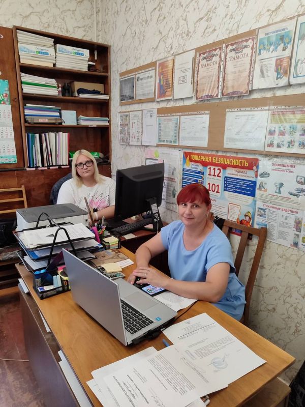 «На работу с семьёй!». Активная молодежь Иловайска приняли участие в акции «На работу с семьёй!» Дети пришли на работу к своим родителям и не только сами, но вместе с друзьями «На работу с семьёй!». Активная молодежь Иловайска приняли участие в акции «На работу с семьёй!» Дети пришли на работу к своим родителям и не только сами, но вместе с друзьями