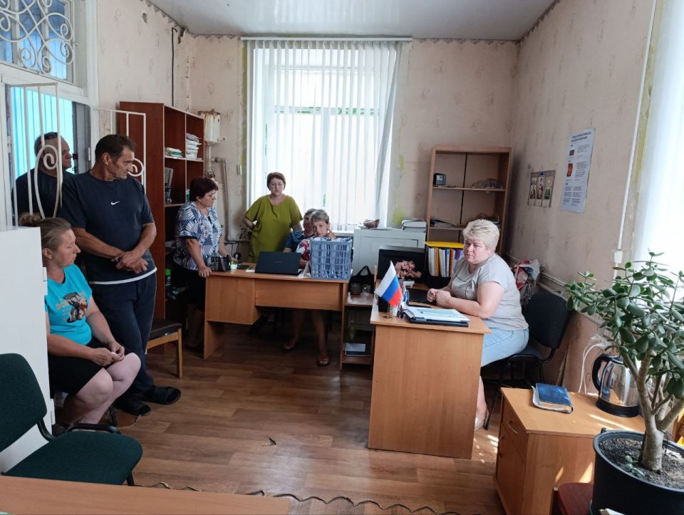 Первый заместитель главы администрации Волновахского муниципального округа Иван Борзых совместно с директором Департамента по развитию территорий Юлией Самко встретился с жителями Новоандреевки для обсуждения насущных проблем Первый заместитель главы администрации Волновахского муниципального округа Иван Борзых совместно с директором Департамента по развитию территорий Юлией Самко встретился с жителями Новоандреевки для обсуждения насущных проблем