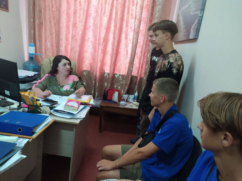 «На работу с семьёй!». Активная молодежь Иловайска приняли участие в акции «На работу с семьёй!» Дети пришли на работу к своим родителям и не только сами, но вместе с друзьями «На работу с семьёй!». Активная молодежь Иловайска приняли участие в акции «На работу с семьёй!» Дети пришли на работу к своим родителям и не только сами, но вместе с друзьями