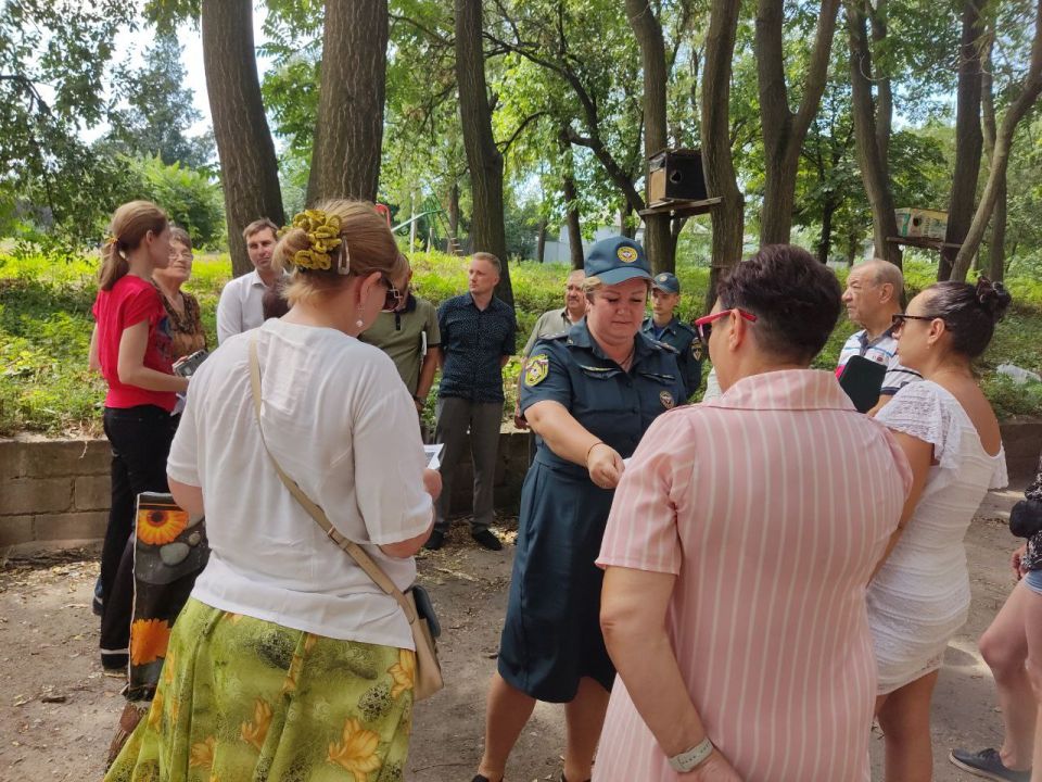 Продолжаются сходы с жителями Ленинского района города Донецка Продолжаются сходы с жителями Ленинского района города Донецка